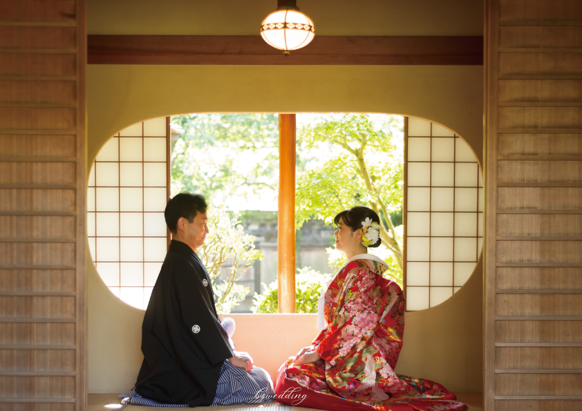 料亭での和装の新郎新婦