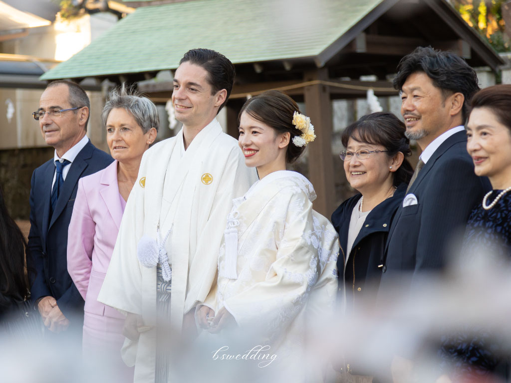 長崎の神社で白無垢を纏った神前式の様子